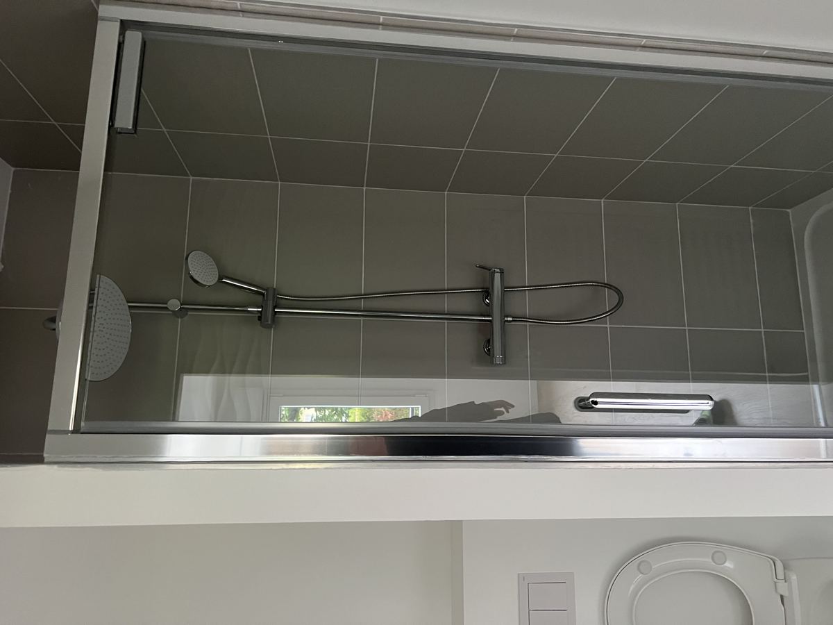 Salle de bain terminée avec douche à l'italienne