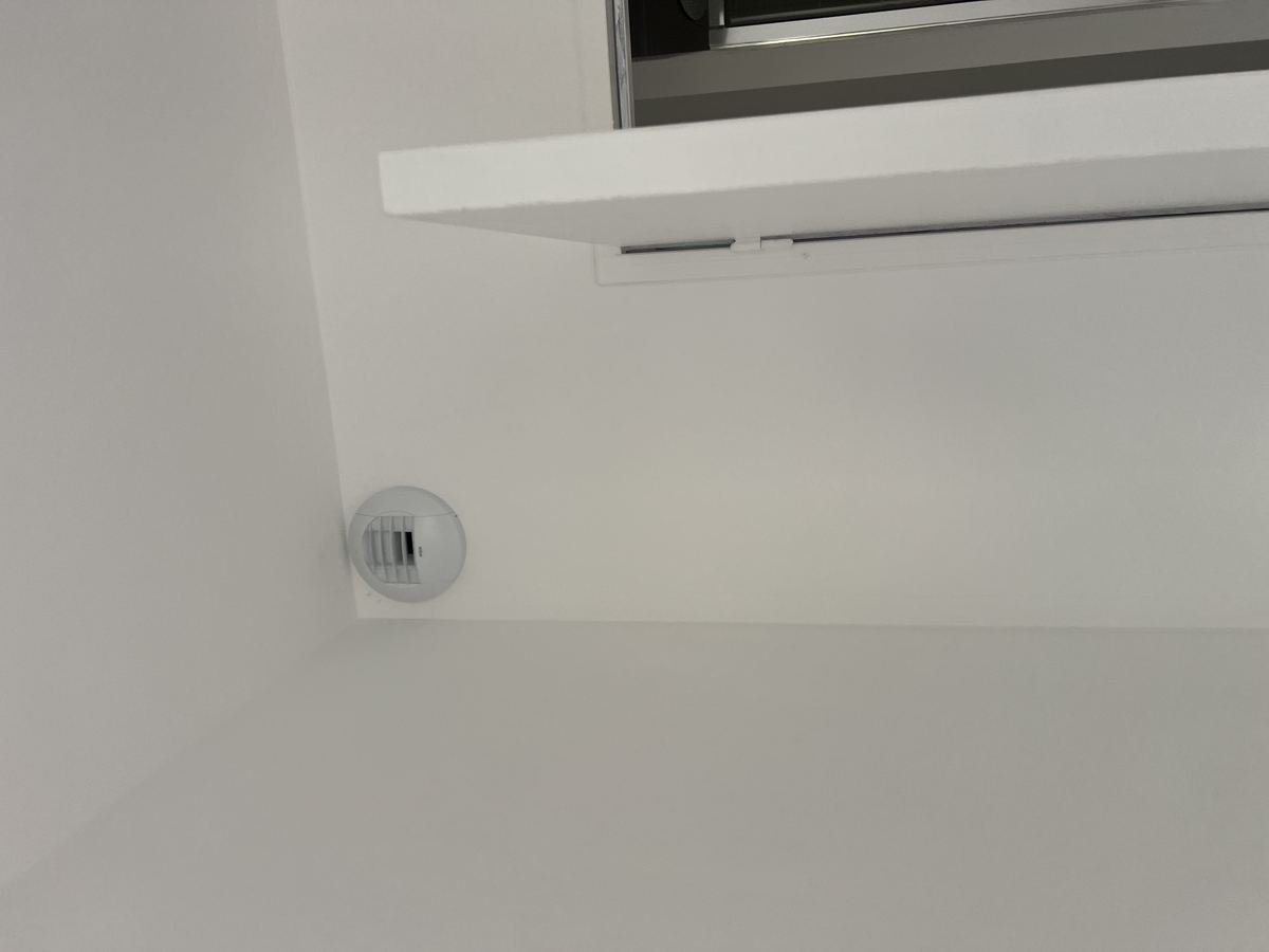 Bouche de ventilation installée dans un logement